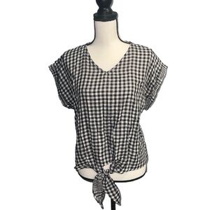 *Jolie-Black and white tee shirt